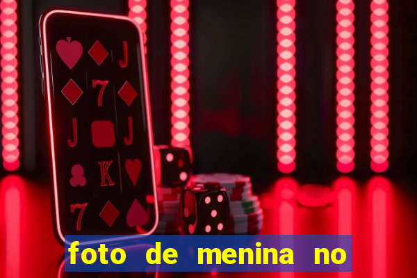 foto de menina no espelho cabelo cacheado