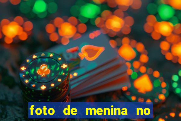 foto de menina no espelho cabelo cacheado