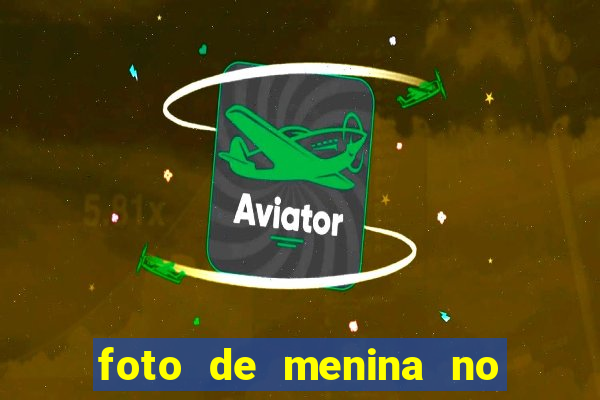 foto de menina no espelho cabelo cacheado