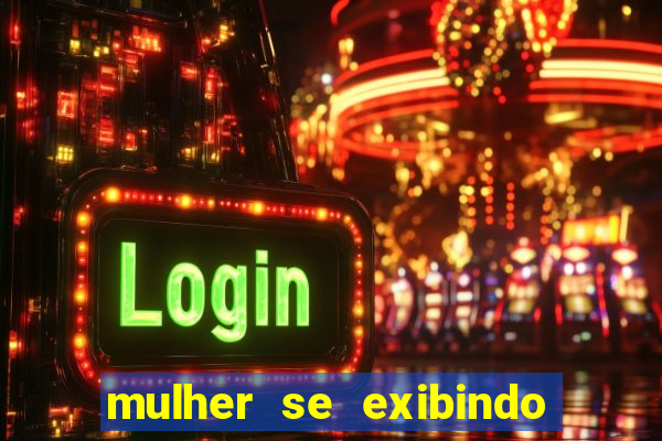 mulher se exibindo ao vivo