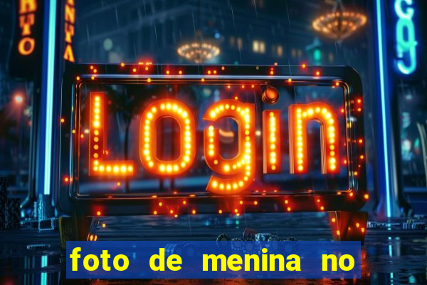 foto de menina no espelho cacheada