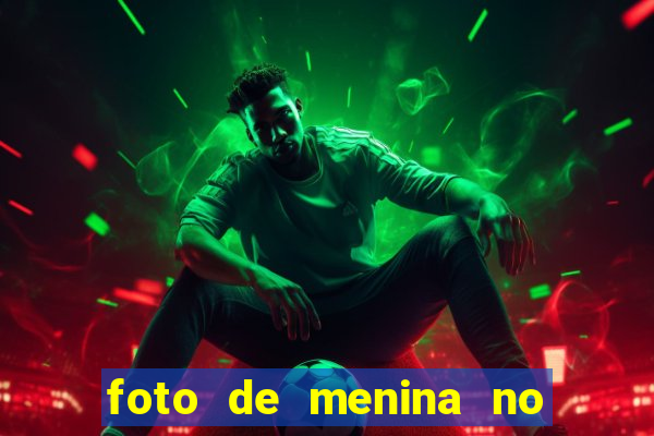foto de menina no espelho cacheada