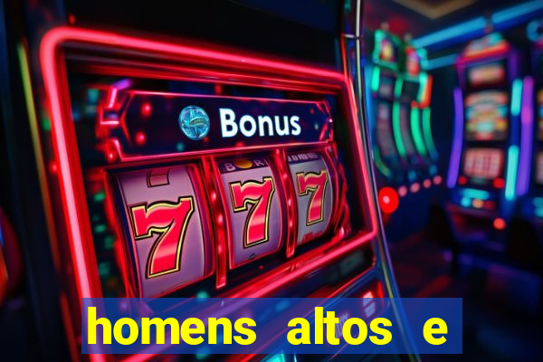 homens altos e magros pelados