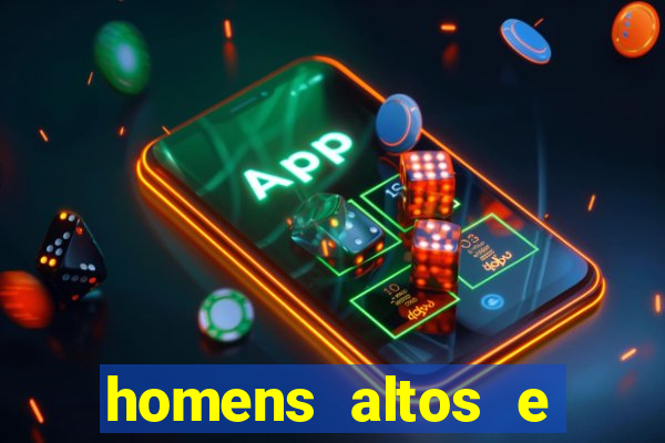 homens altos e magros pelados
