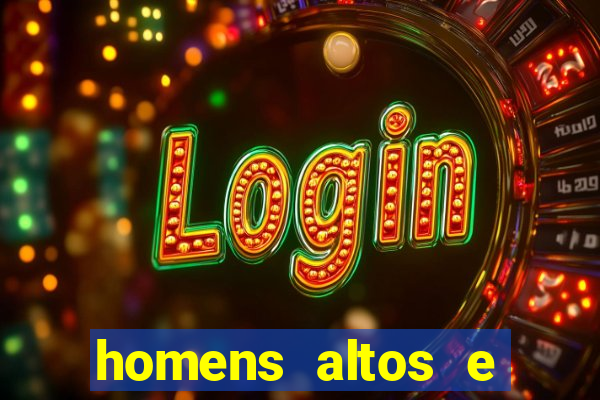 homens altos e magros pelados