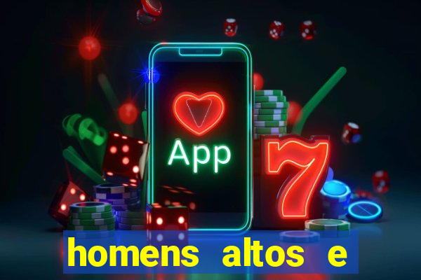 homens altos e magros pelados