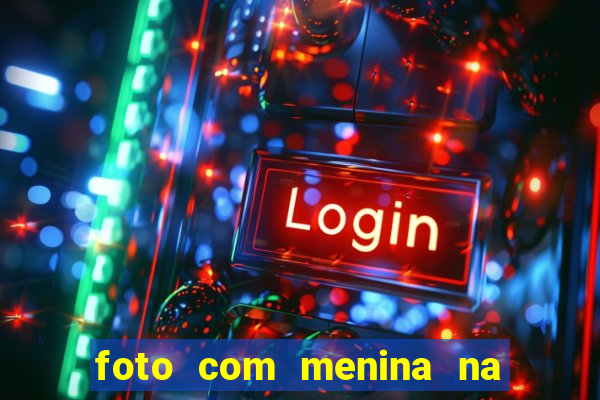foto com menina na cama fake