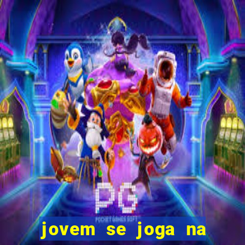 jovem se joga na linha do trem 2024