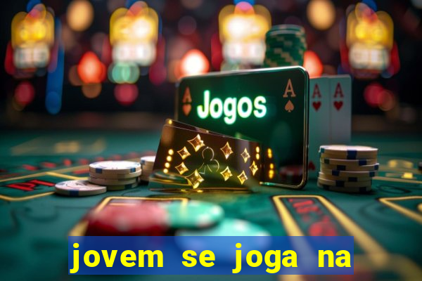 jovem se joga na linha do trem 2024